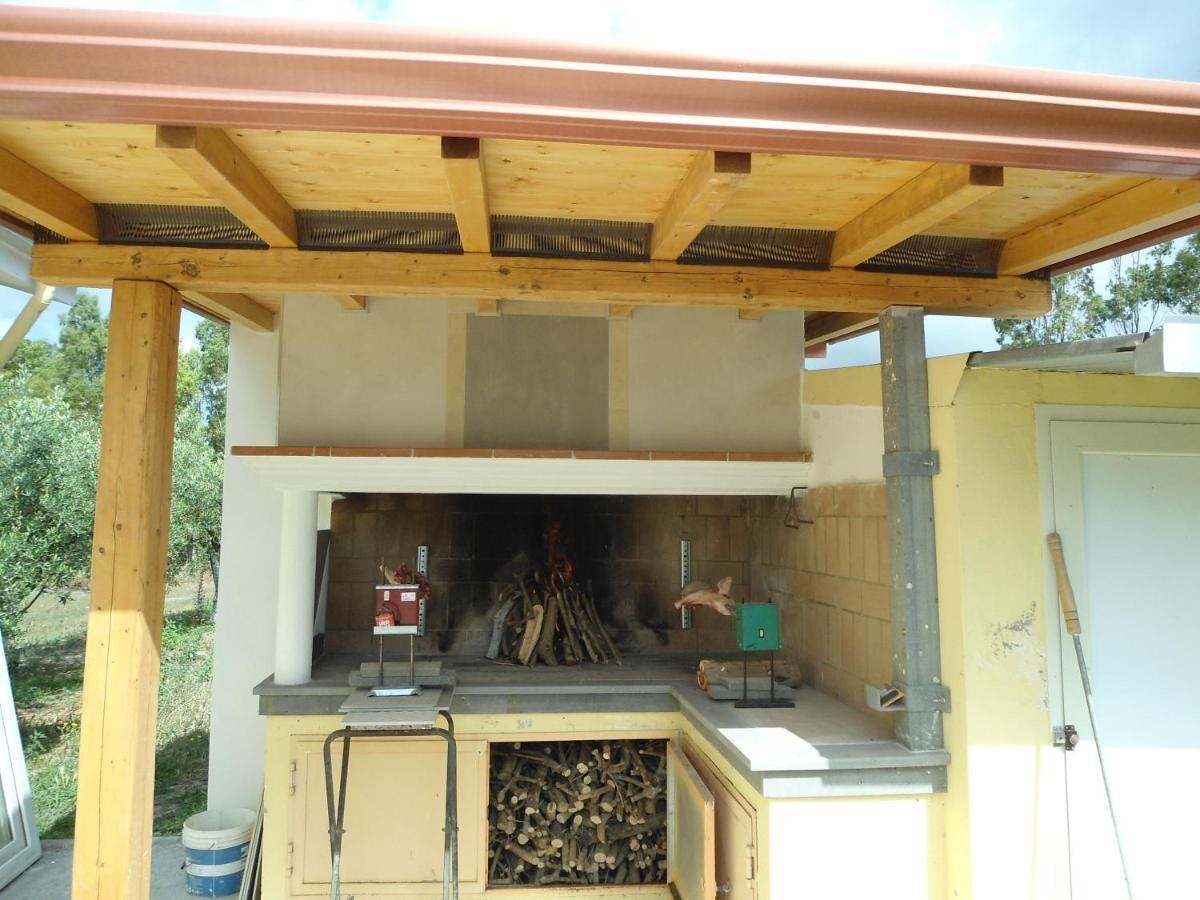 Tra Mare E Monti Apartment Santa Giusta Bagian luar foto
