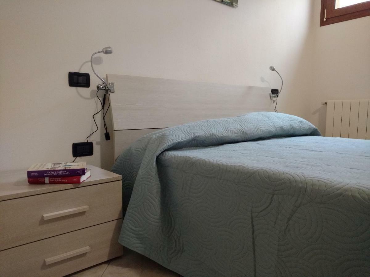 Tra Mare E Monti Apartment Santa Giusta Bagian luar foto