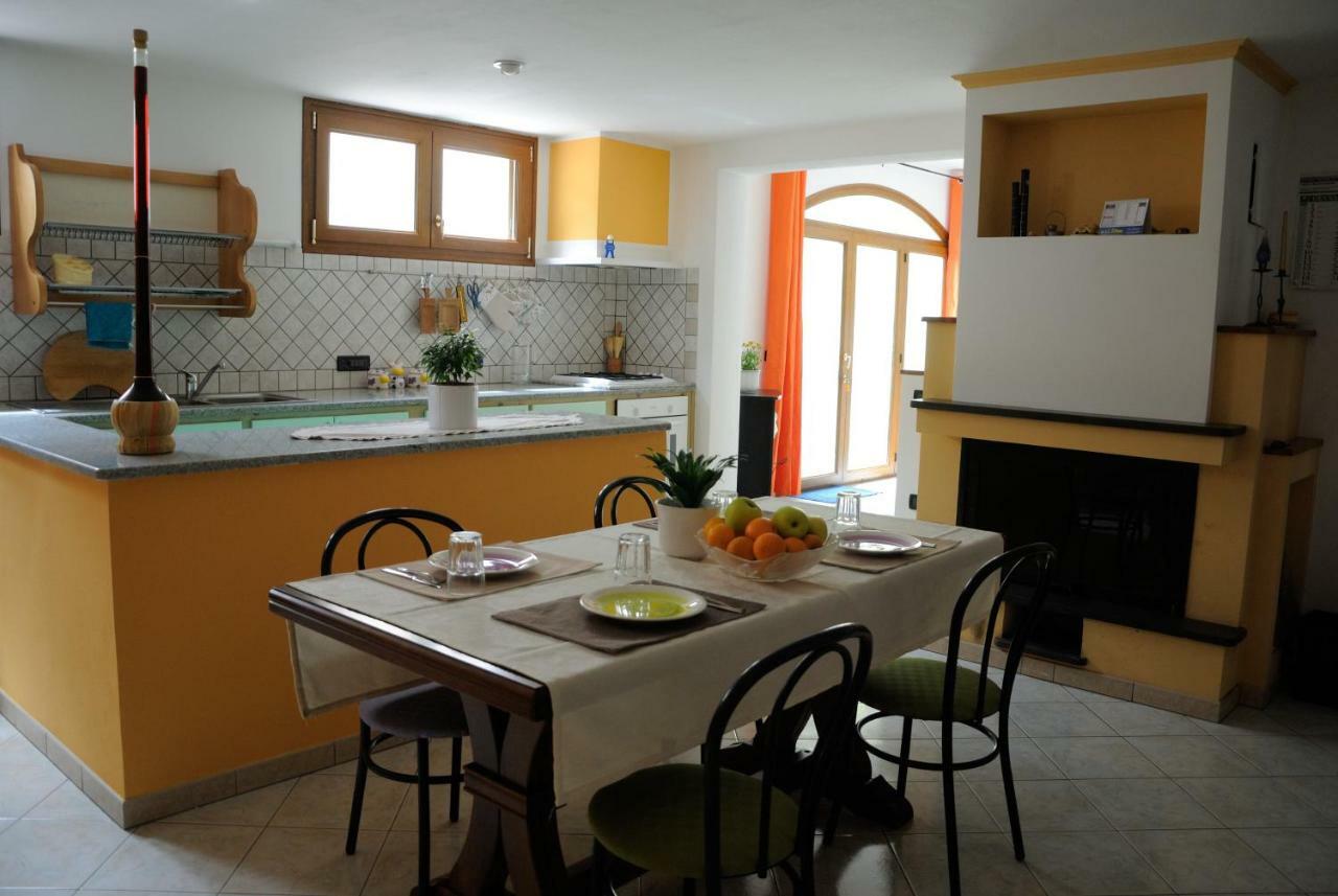 Tra Mare E Monti Apartment Santa Giusta Bagian luar foto