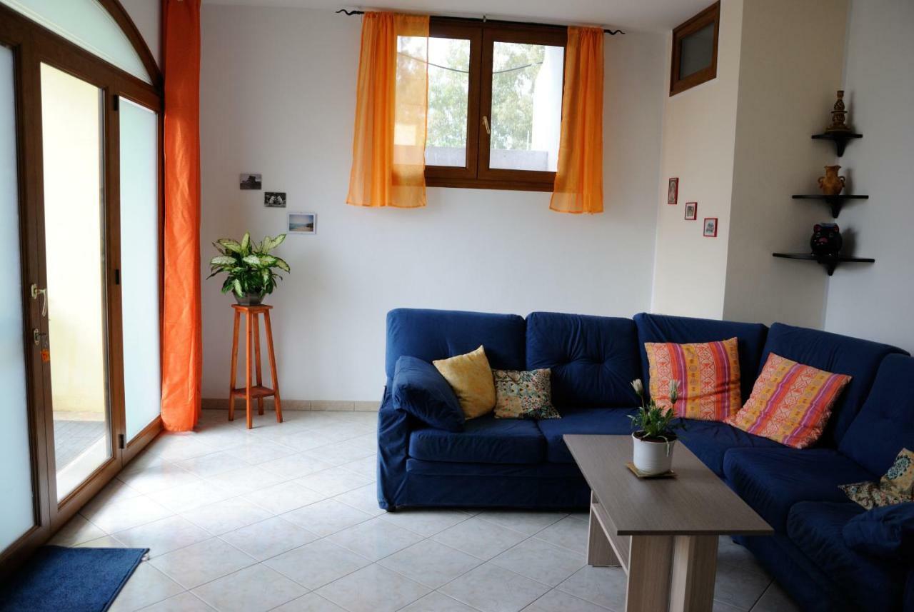 Tra Mare E Monti Apartment Santa Giusta Bagian luar foto