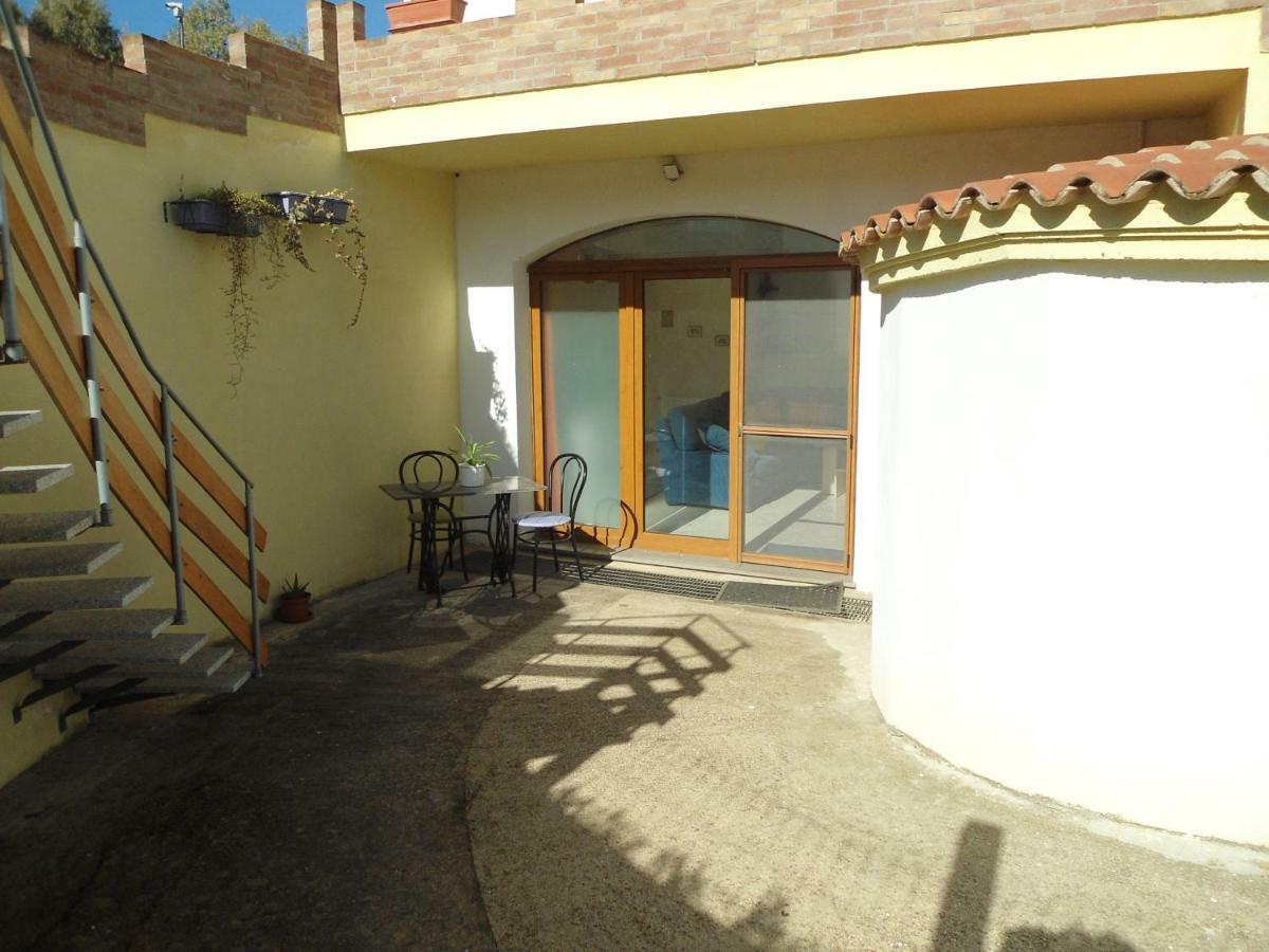 Tra Mare E Monti Apartment Santa Giusta Bagian luar foto